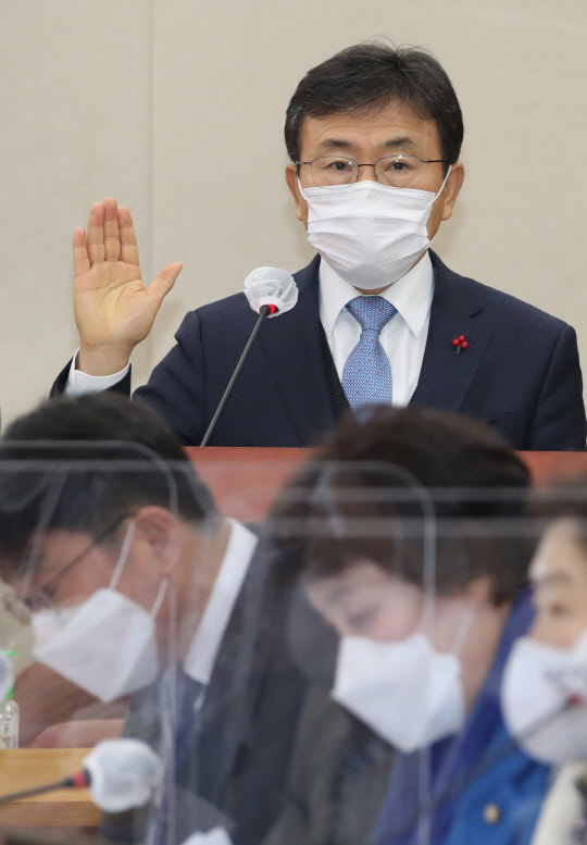 권덕철 후보자가 22일 국회 보건복지위원회 인사청문회에서 선서를 하고 있다.    연합뉴스